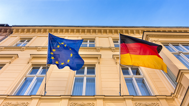 Gebäude mit der europäischen und deutschen Flagge (verweist auf: Effizienzpolitik)