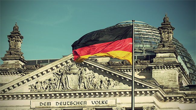 Deutsche Flagge vor dem Bundestag