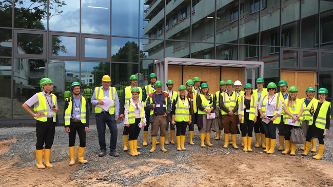 Gruppenfoto der Teilnehmer des Workshops im Rahmen der Concerted Action zur EU-Gebäuderichtlinie vor dem Neubau des Klinikums Frankfurt-Höchst Gruppenfoto der Teilnehmer des Workshops im Rahmen der Concerted Action zur EU-Gebäuderichtlinie vor dem Neubau des Klinikums Frankfurt-Höchst