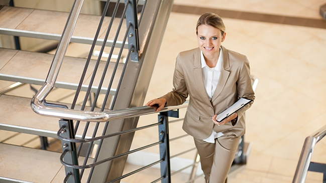 Junge Frau läuft die Treppe hoch Junge Frau läuft die Treppe hoch