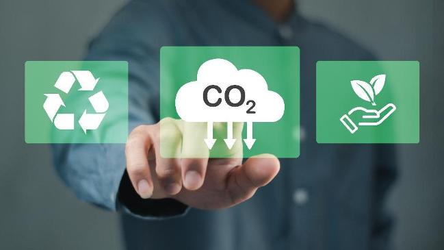 Das Bild zeigt wie Jemand mit dem Finger auf eine Schaltfläche hindeutet, auf der CO2 drauf steht. Das Bild zeigt wie Jemand mit dem Finger auf eine Schaltfläche hindeutet, auf der CO2 drauf steht.