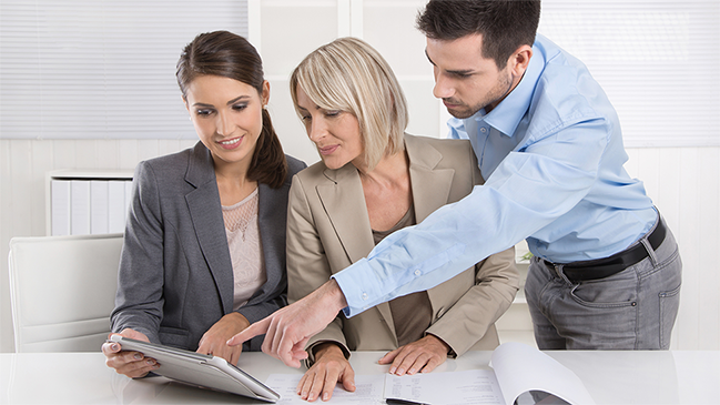 verweist auf: Contracting Beratungsgespräch mit drei Personen (verweist auf: Contracting)