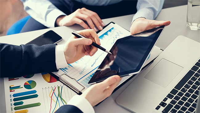 verweist auf: Energiedienstleistungen Zwei Personen mit einem Tablet (verweist auf: Energiedienstleistungen)