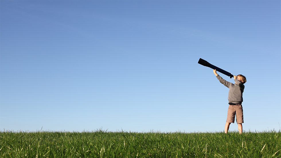 verweist auf: Allgemeine Marktkennzahlen Kind steht einem Fernrohr auf einer Wiese (verweist auf: Allgemeine Marktkennzahlen)